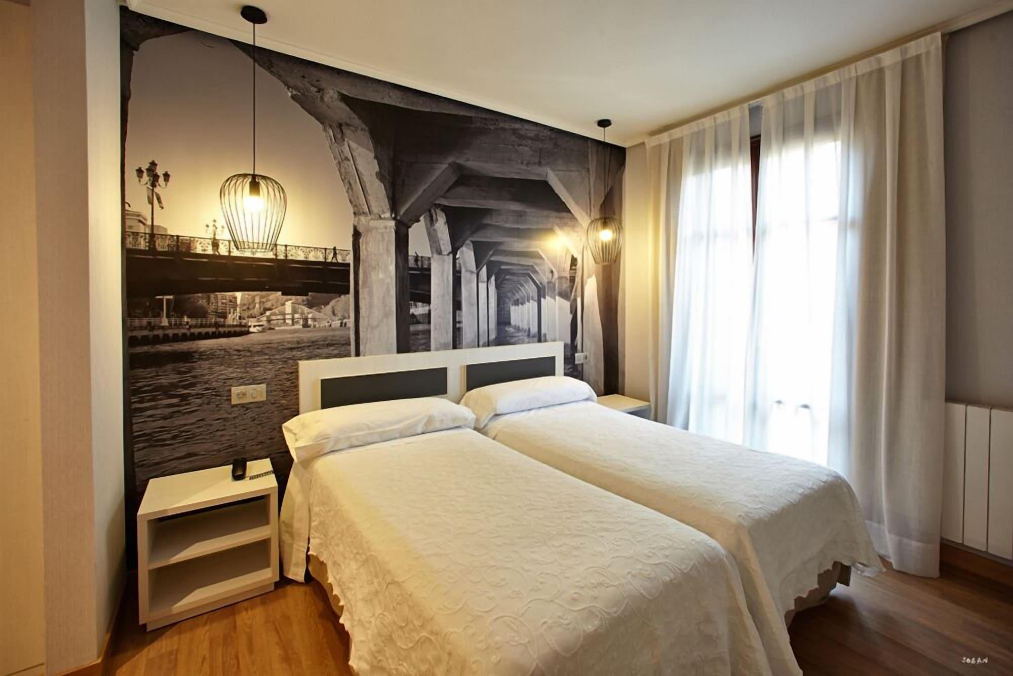 Hotel Sirimiri Билбао Екстериор снимка