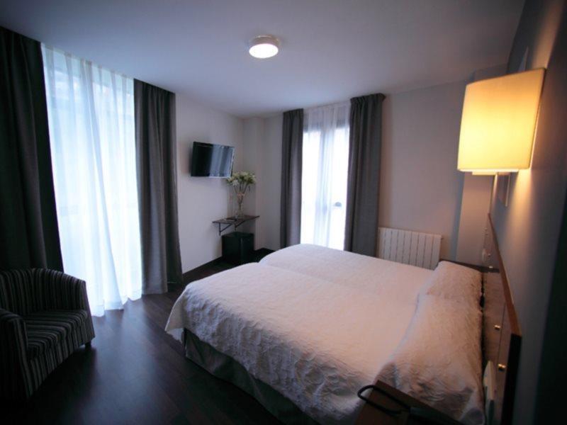 Hotel Sirimiri Билбао Екстериор снимка